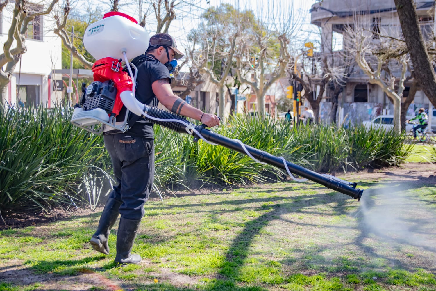 Avanza el operativo de fumigación y prevención del dengue en todo el distrito.