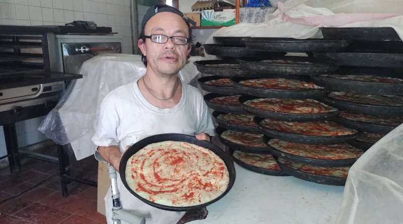 Juan Roldán, 24 años haciendo las prepizzas en el Hogar Santa María del Rosario.