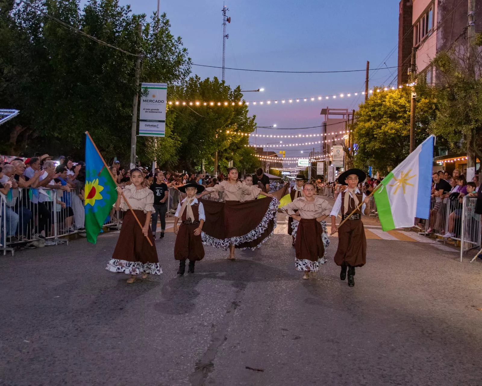 CON SHOWS Y UN MULTITUDINARIO DESFILE, CAÑUELAS CELEBRÓ SUS 203 AÑOS DE HISTORIA.