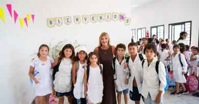 Junto al ministro de Educación, Marisa Fassi inauguró la Escuela Primaria N° 35 en Máximo Paz Oeste.